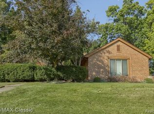 29811 Cottonwood Ct, Farmington Hills, MI 48331