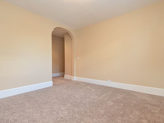 9' ceilings & arched doorway