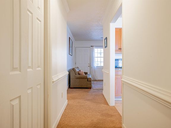 5th image of 604 Surrey Dr
