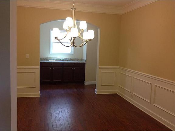 5th image of 704 Abbotsford Way