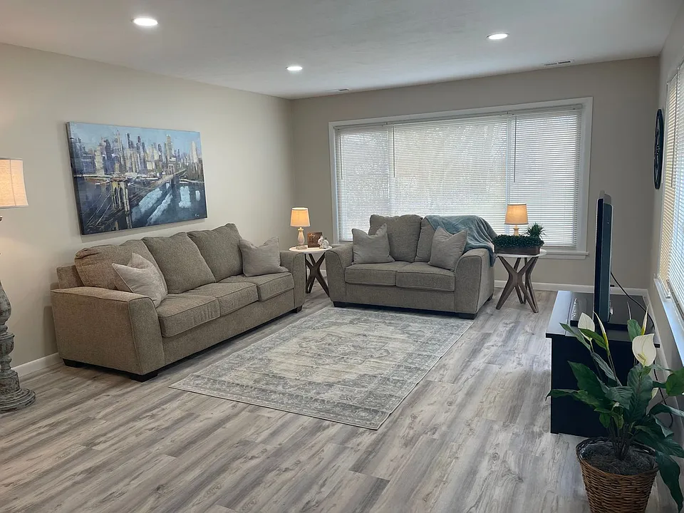 32 N Aurora Rd
