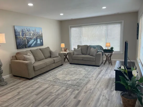 32 N Aurora Rd, Aurora, OH 44202