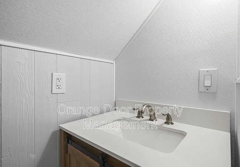 834 S 72nd St — Photo 28