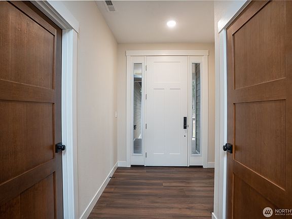 4th image of 21 E Eastwood Lane