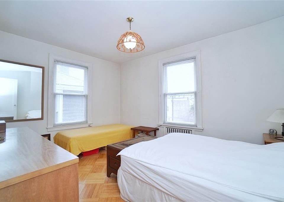 2nd image of 426 Marine Ave