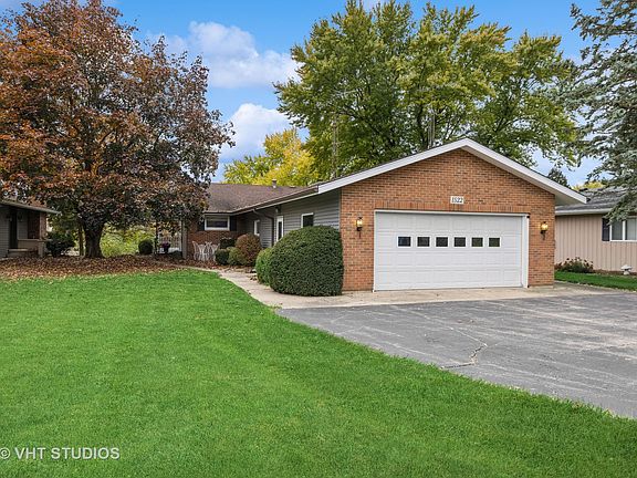 3rd image of 1522 Lake Holiday Dr