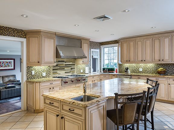 5th image of 541 Green Pl