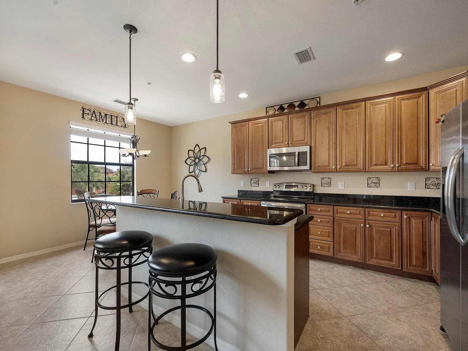 3 bed, 2.5 bath, 2008 sqft, $7,600 — Photo 4