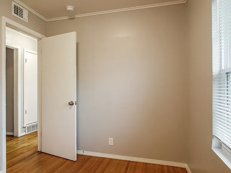 1244881_029_bedroom_13385880.jpg