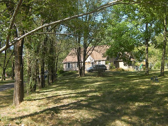 2nd image of 510 Oakridge Dr