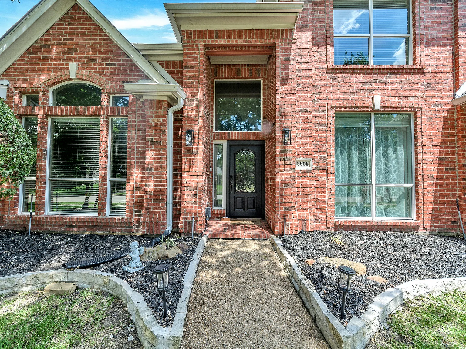 5 bed, 3416 sqft, $4,900 — Photo 3