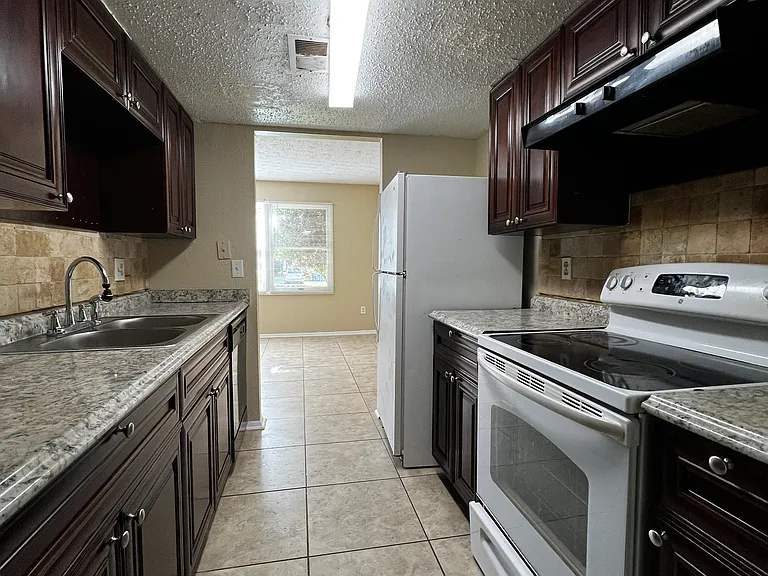 131 Roswell Commons Way — Photo 6