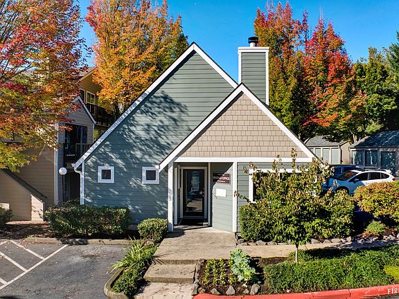 Front and Sign of Hampton Ridge Apartments Tigard Oregon