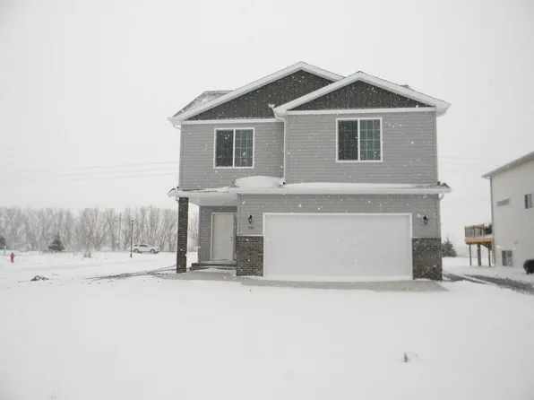 521 Foxtail Dr, West Fargo, ND 58078