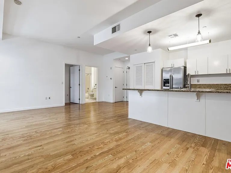 630 W 6th St #310 — Photo 4