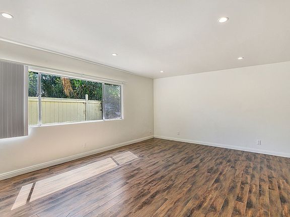 3rd image of 14039 Archwood St #8