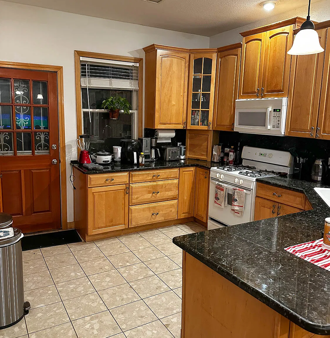 5 bed, 2400 sqft, $5,200 — Photo 4