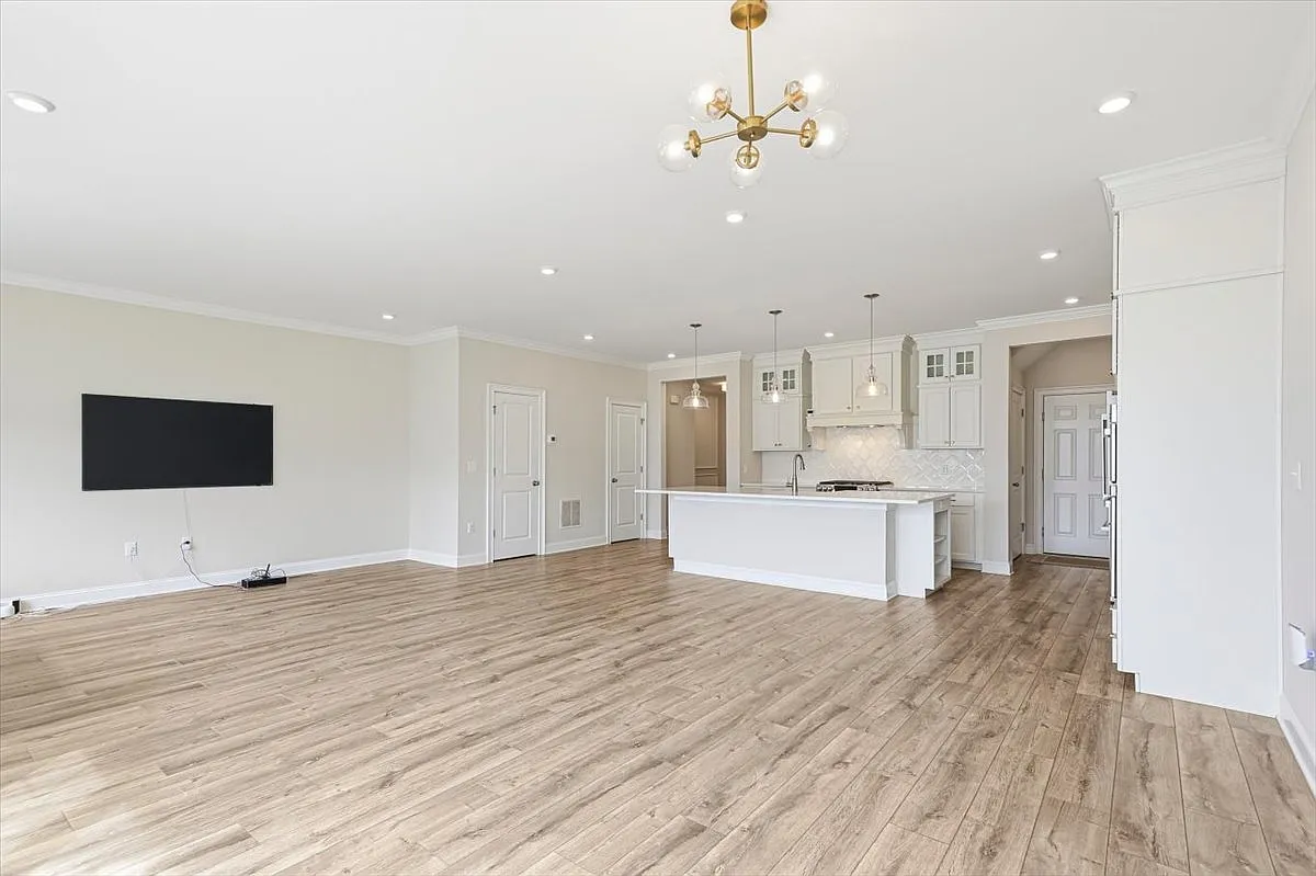 3 bed, 3.5 bath, 2436 sqft, $4,500 — Photo 3