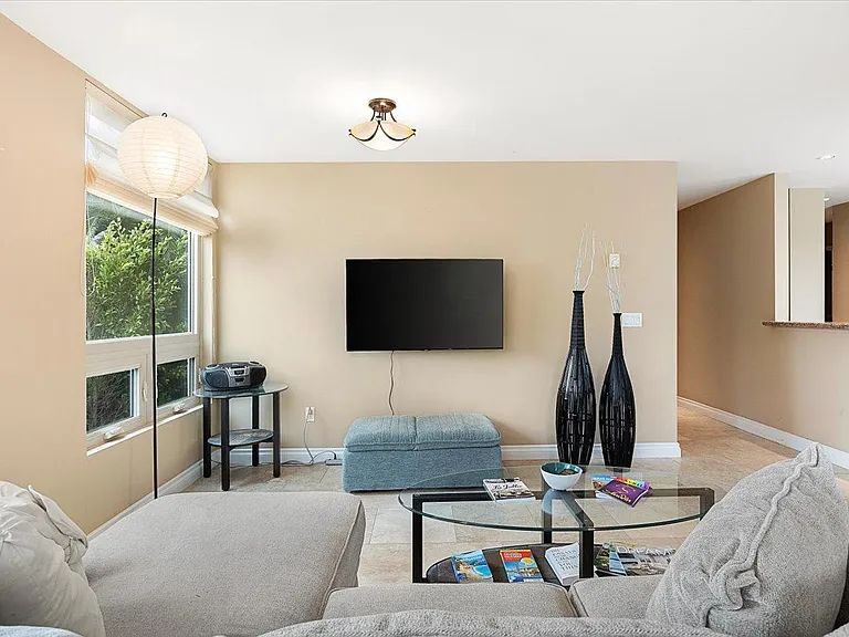 935 Genter St #207 — Photo 4