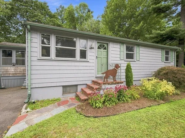 8 Cross St, Halifax, MA 02338