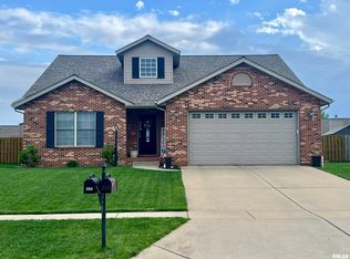 304 Garvey Ln, Chatham, IL 62629