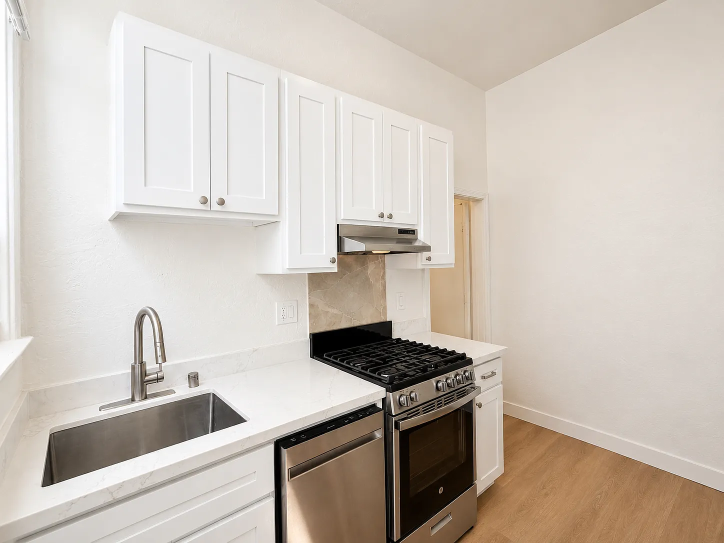 Charming 1BR in Lower Pacific Heights Near Fillmore Street — Photo 3