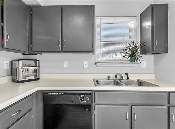 4th image of 317 Ottawa St