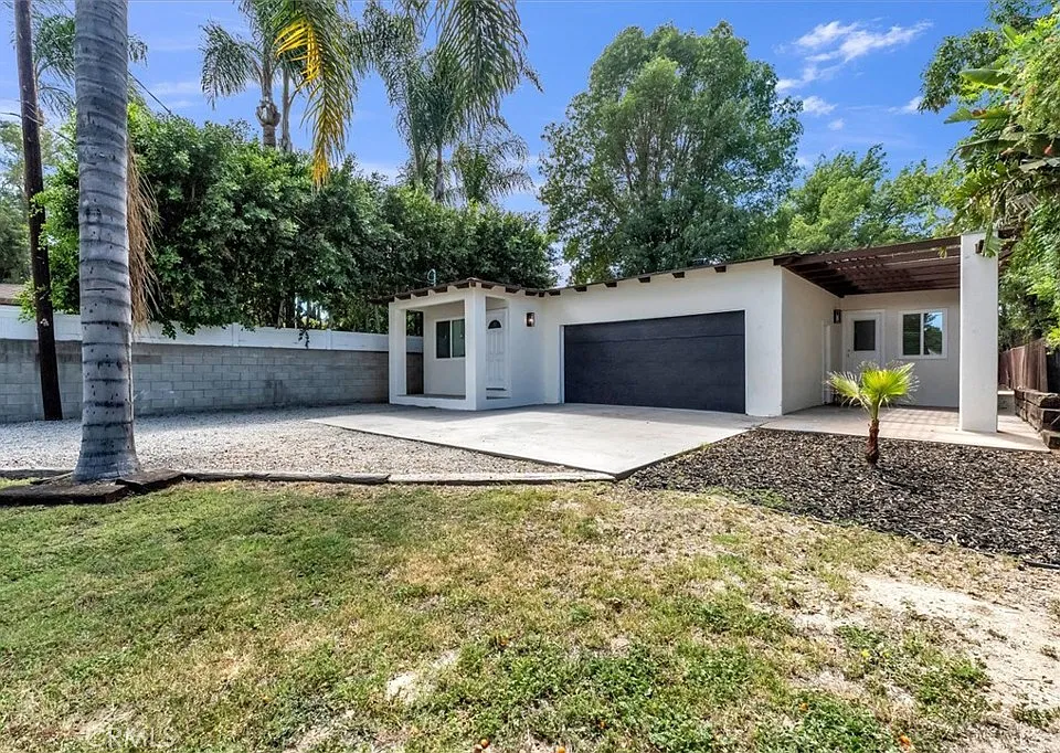 7015 Amigo Ave