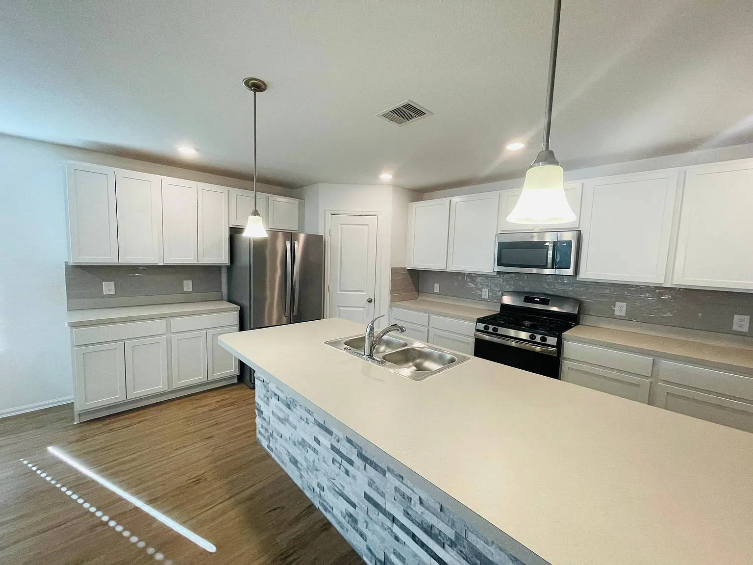 613 Forest Bend Ln — Photo 2