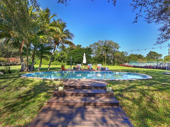 Move in ready......enjoy your pool !
