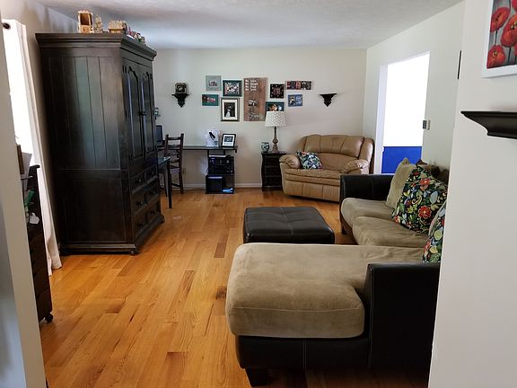 3rd image of 749 Squirrel Hill Dr