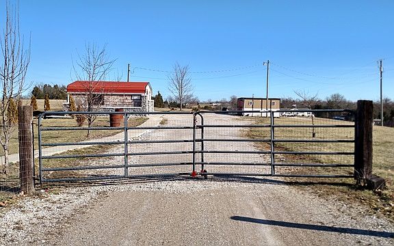 3rd image of 7037 Thomas Ln