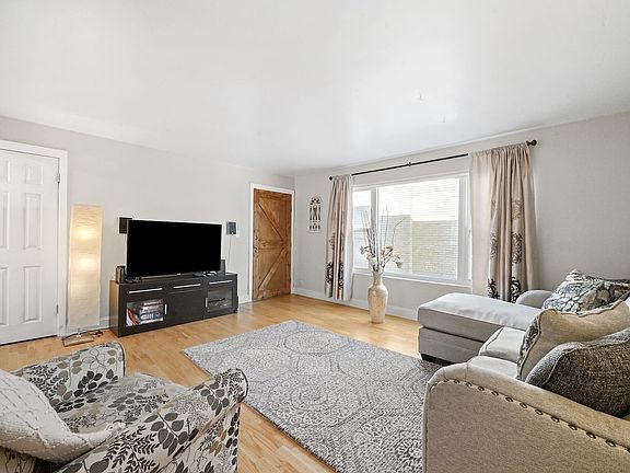 3rd image of 306 Chicago Ave APT 2S