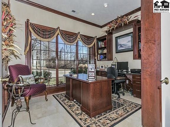 5th image of 2401 Hawthorne Ln