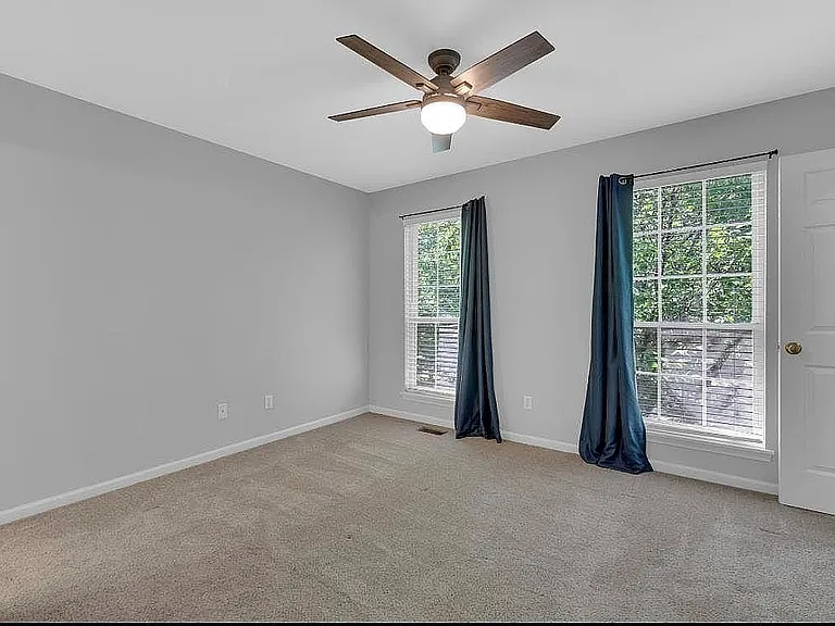 401 Heritage Commons Cir — Photo 30