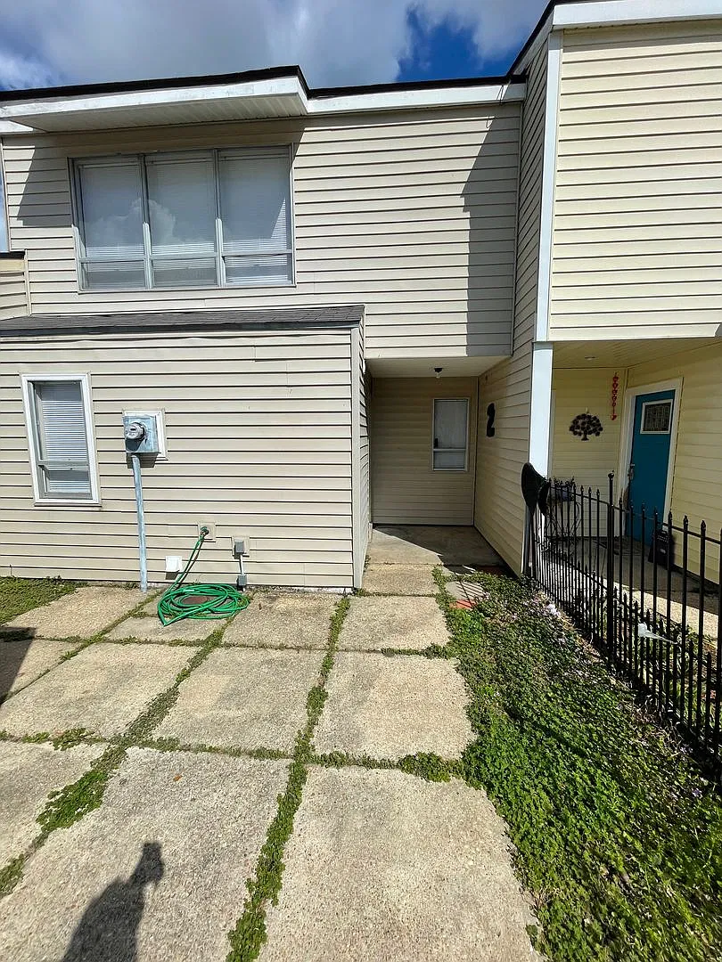 2 bedroom 1 1/2 bath condominium — Photo 3