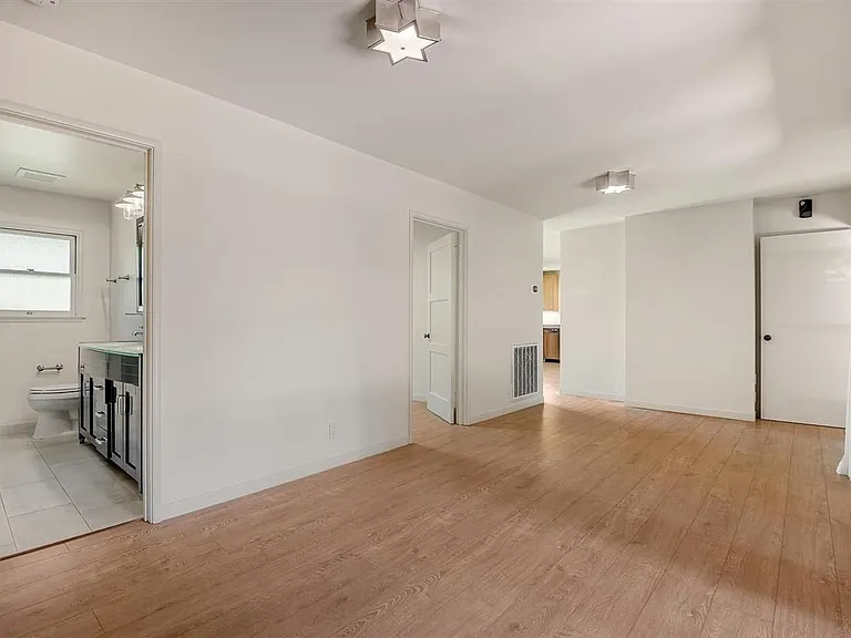 747 Northampton Dr — Photo 17