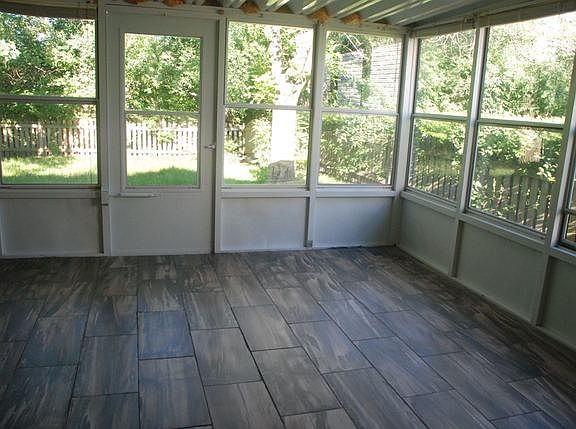 5th image of 301 Richard Ct