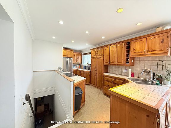 5th image of 38 Burnhamthorpe Rd W