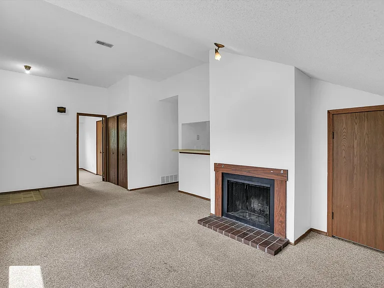 1617 Lyndhurst Dr W — Photo 5