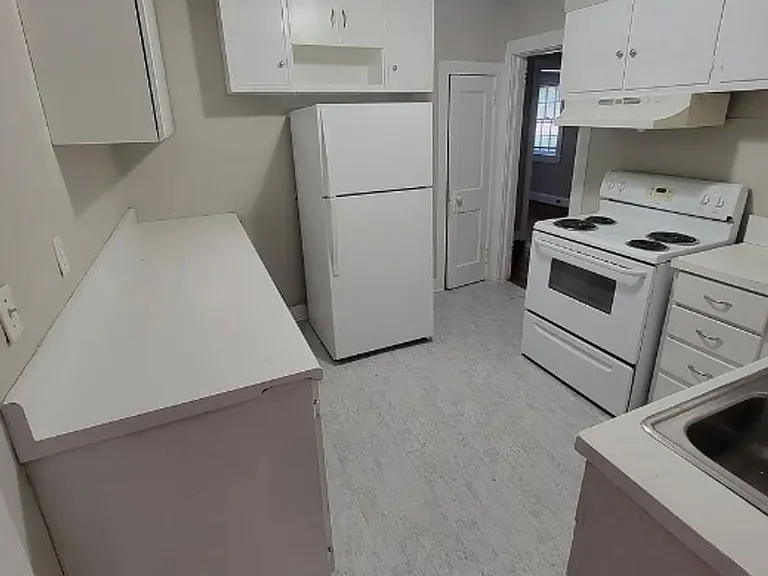 825 Kirkwood Ave — Photo 7