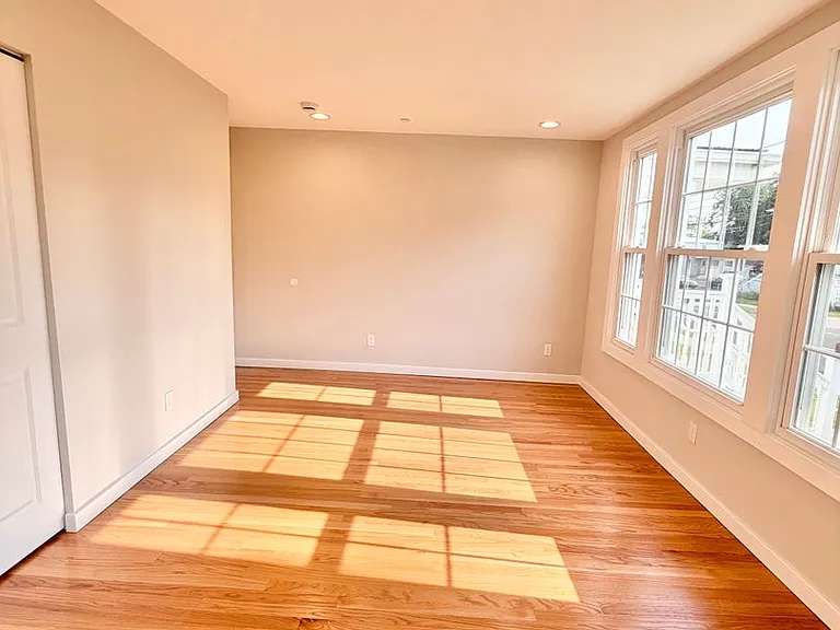 18 Cedar St — Photo 44