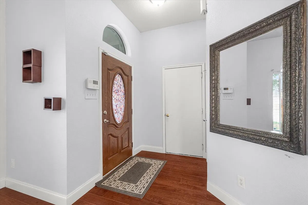 4 bed, 1880 sqft, $2,500 — Photo 3