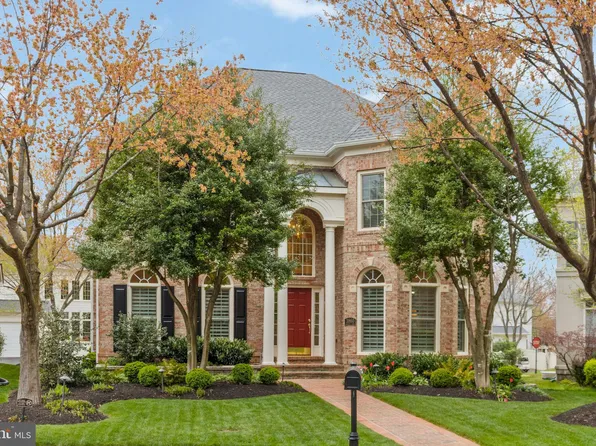 3860 Farrcroft Dr, Fairfax, VA 22030