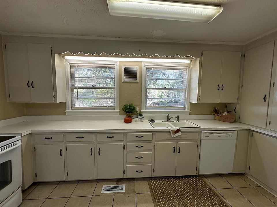 2nd image of 202 Winding Rd