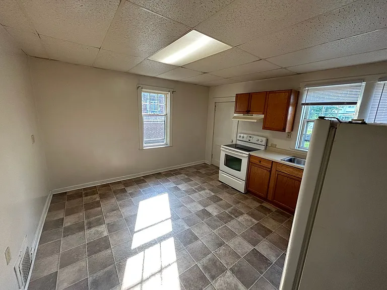 1682 W 14th St — Photo 3