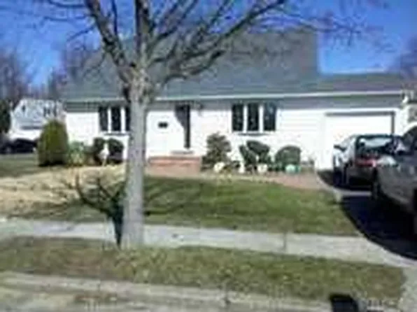 7 Lawrence St, Hicksville, NY 11801