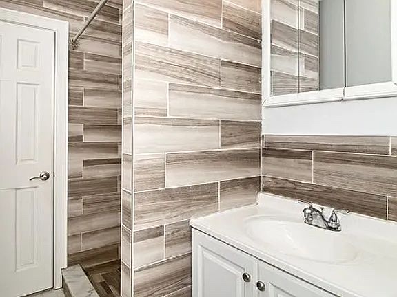 5th image of 243 E 18th St APT 22