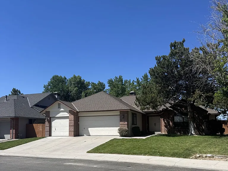 102 Augusta Ct — Photo 1