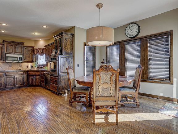 5th image of 912 Lake Hill Dr
